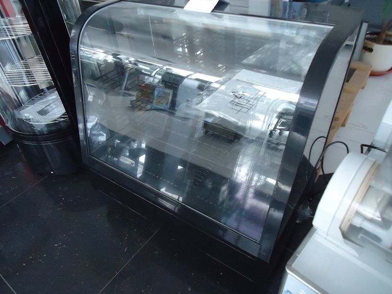 Хладилна Витрина за торти и сладкарски изделия настолна кръгла въртяща