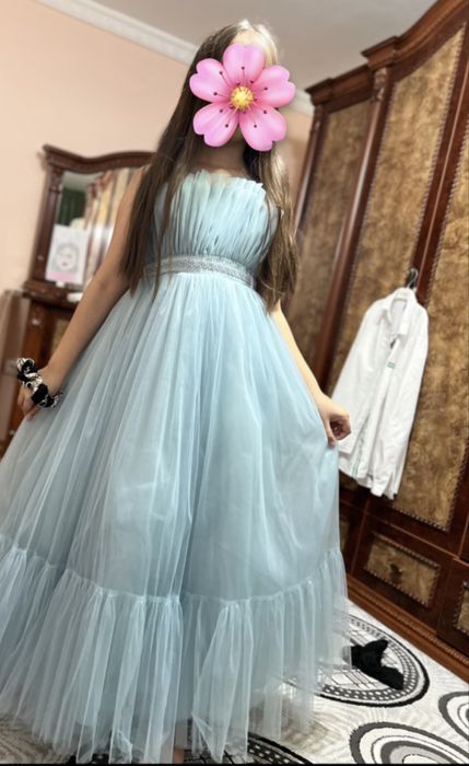 Продается платье голубого цвета.