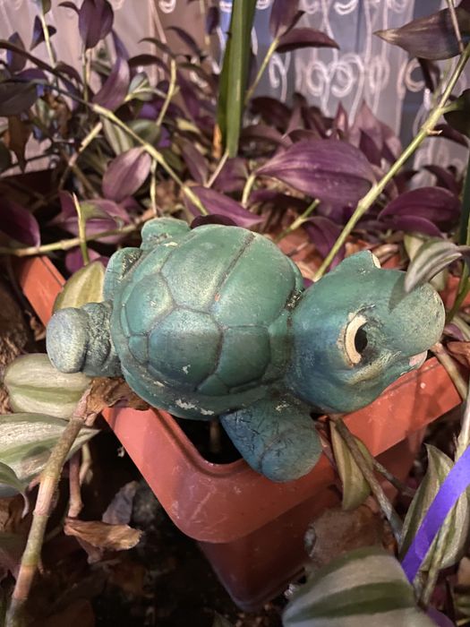 Statuetă sculptată  în piatră  ;  Broscuță sculptată în piatră