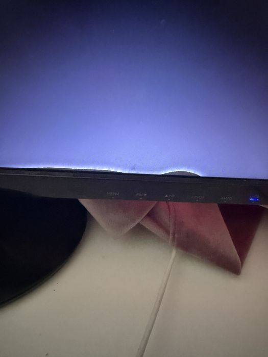 Монитор Samsung S22D300 в нормальном состянии