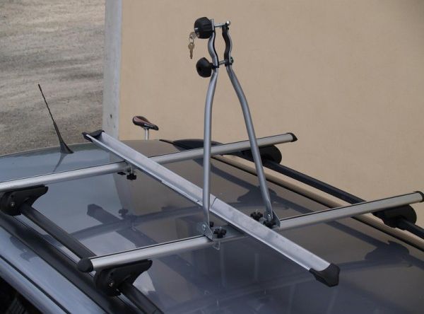 Suport bicicleta MENABO otel cu fixare pe bare transversale auto