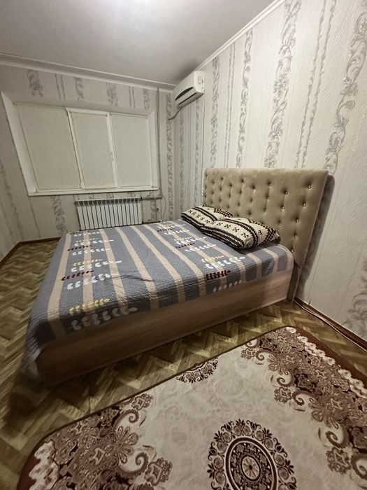 Двуспальная кровать с матрасом и комодом