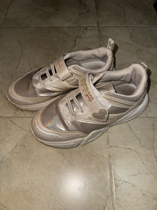 Туфли и кроссовки для девочек