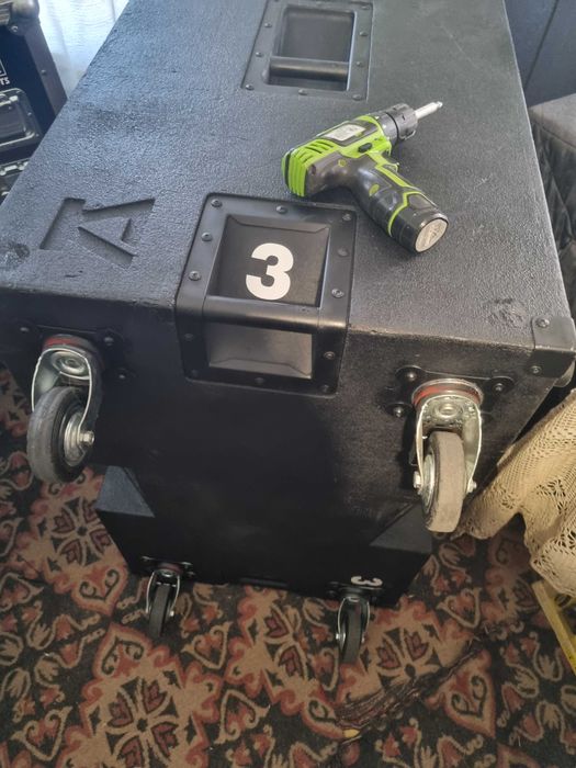 4броя бас каси V образни 18-инчови с говорители BMS 18S4300