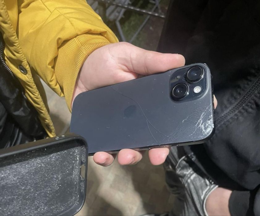 Vand iPhone 15 negru