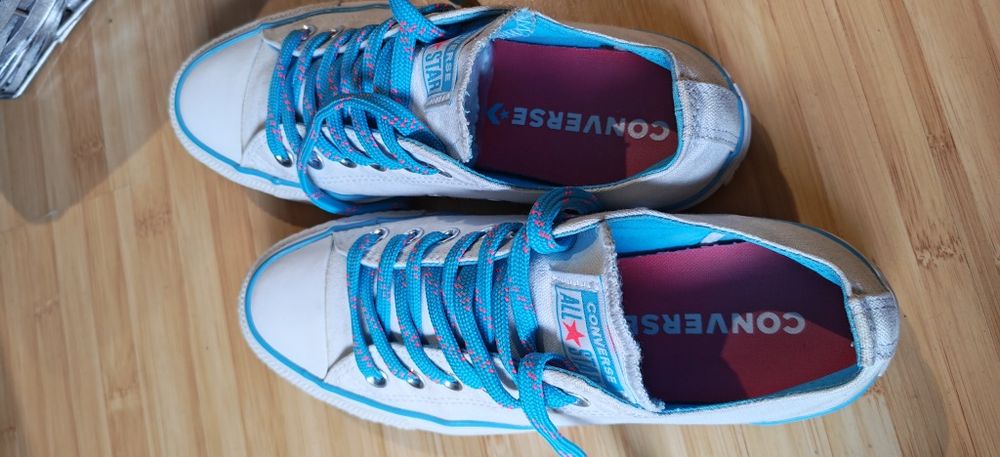 Converse mărimea 39