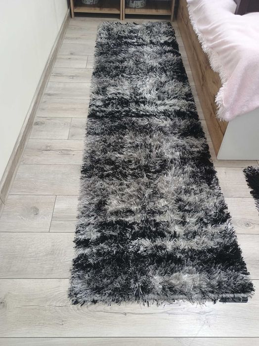 Два броя пътеки в черно,бяло и сиво