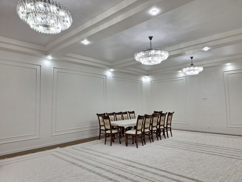 Продам стол со стульями на 12 человек.