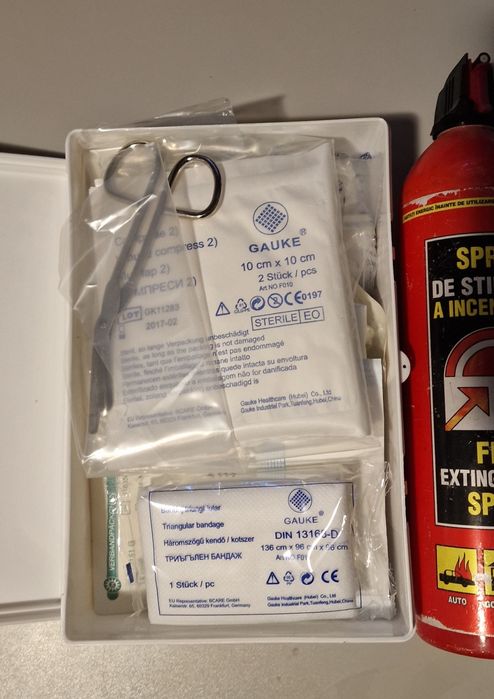 Set trusa auto: Trusa medicala + Extinctor (expirate)