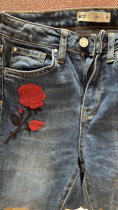 Дънки с бродерия