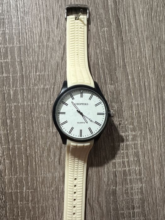 Наручные часы бежевые хорошее состояние