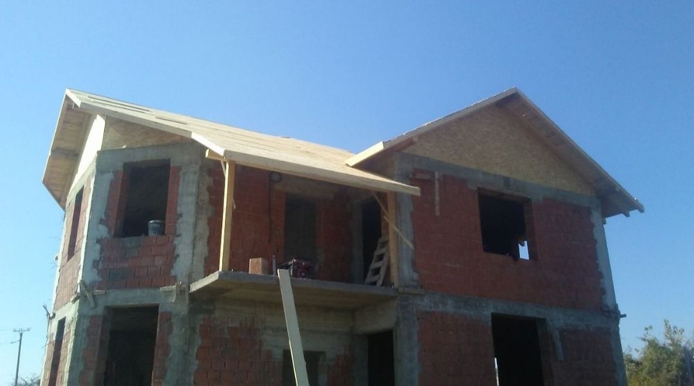 Executam acoperisuri și reparații