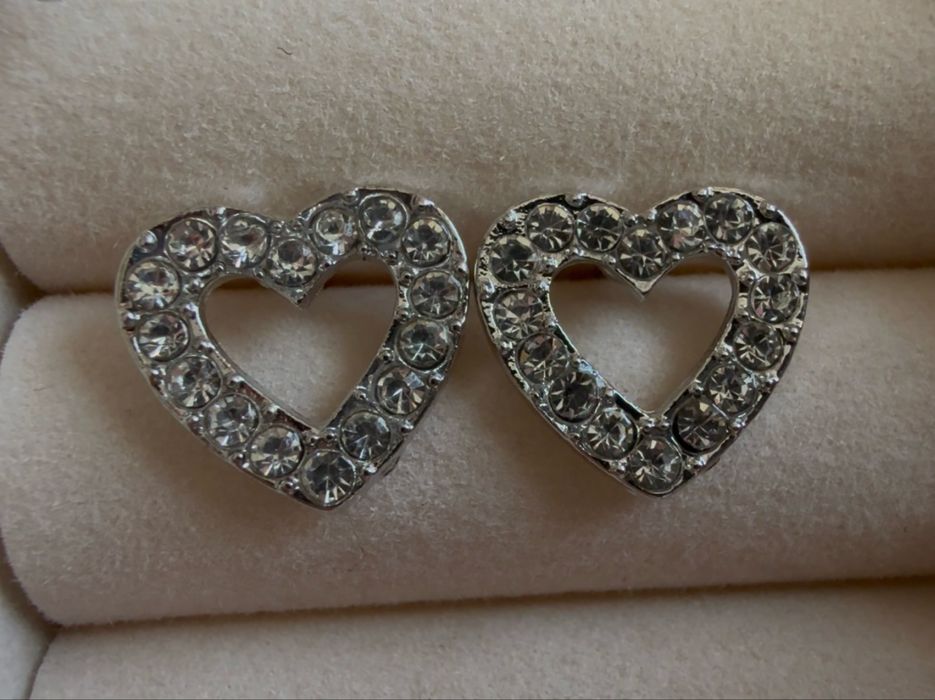 Обеци сърца. На всяка една дама би ѝ седяли такива нежни обечки.