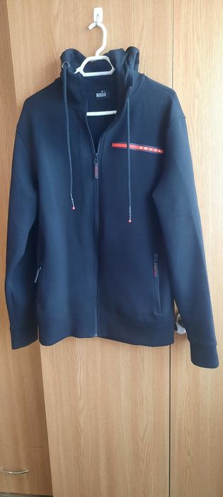 Costum trening Prada este negru bumbac material anti transpiratie.