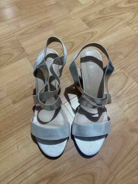 Sandale elegante cu toc gros 5 cm, mărimea 38, culoare argintii
