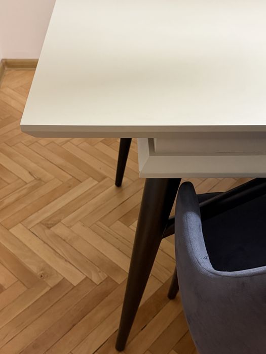 Трапезна маса със столове