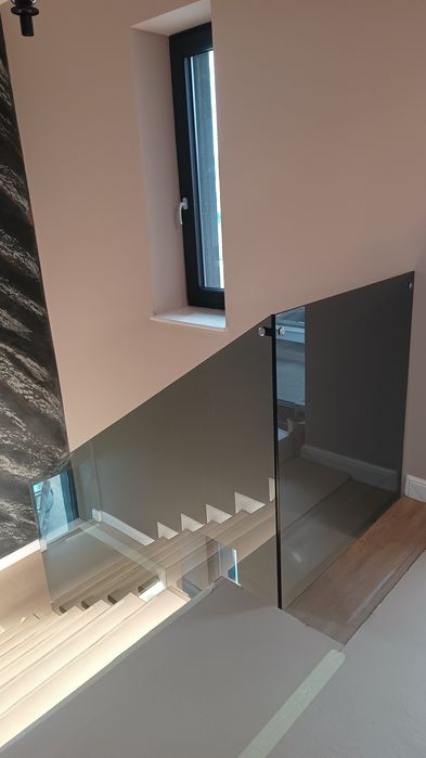 Companie specializată   in balustrade din sticlă
