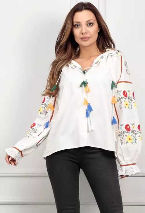Camasa alba cu broderie si ciucuri
