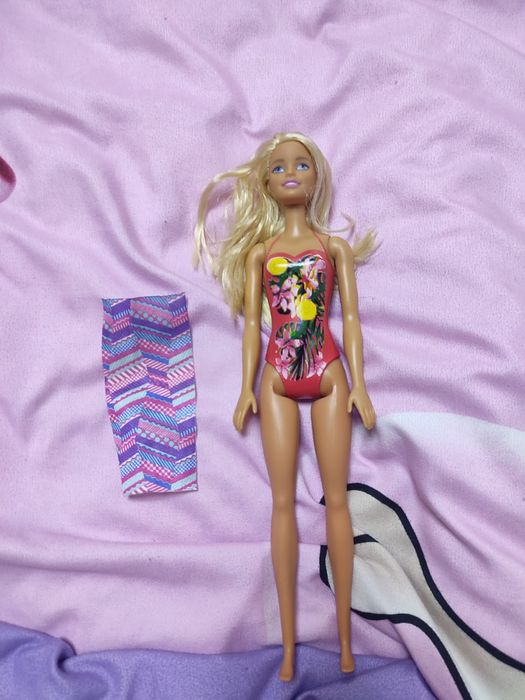 Papusa Barbie la piscina