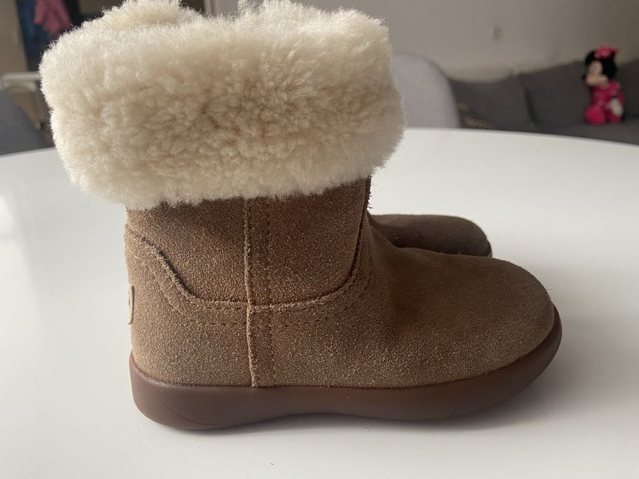 Ugg , marimea 23