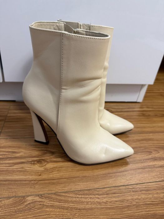 Cizme crem     .    .