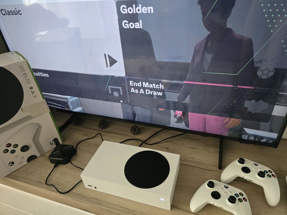 Xbox series S cu două manete ca nouă.