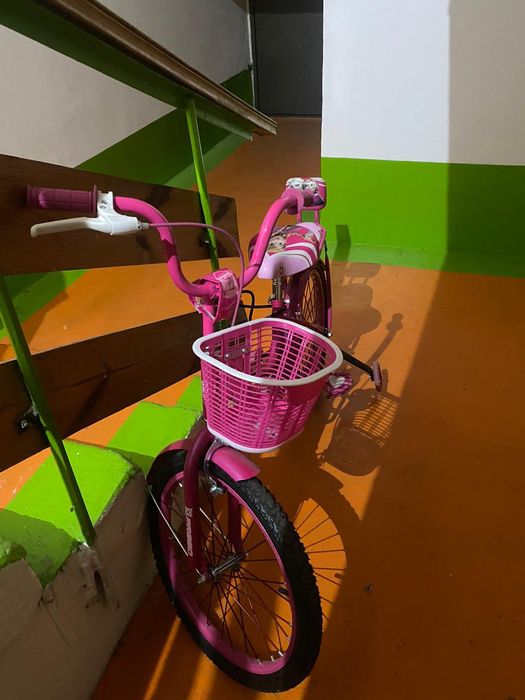 Детский велосипед с дополнительным  колесами