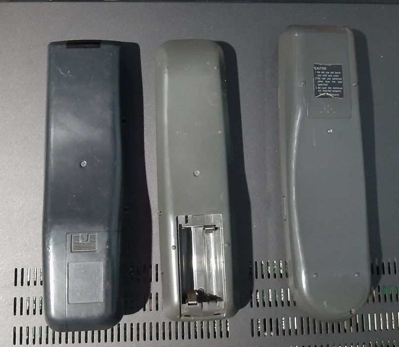 Vând telecomenzi originale în stare bună video recorder
