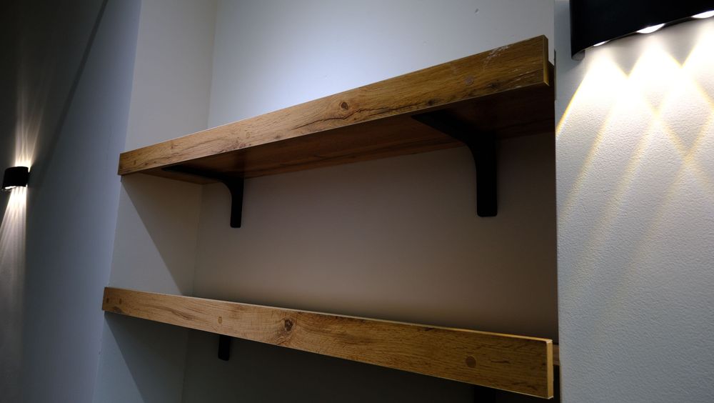 полки из дерева для салона