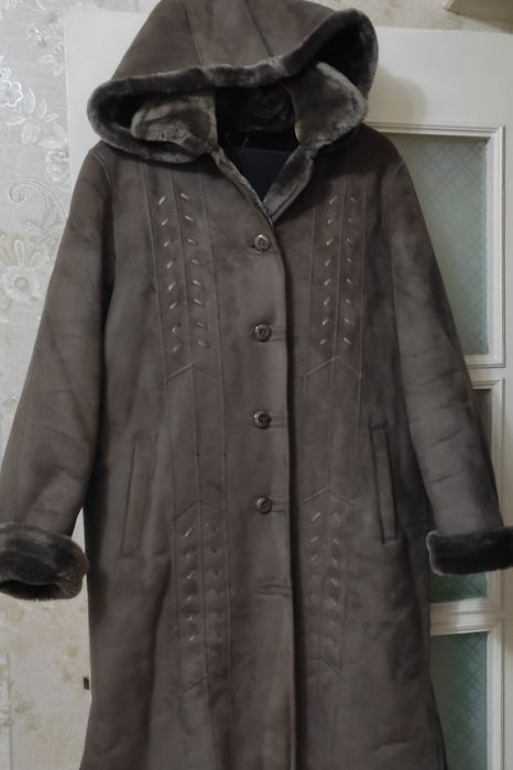Дублёнка с капюшоном, очень теплая,качественная