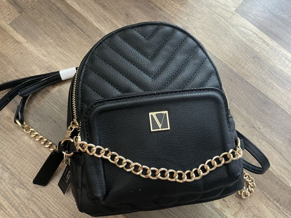 Черна раница на Victoria’s secret