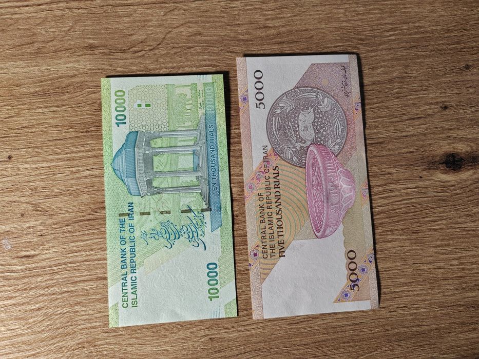 Vând bancnote din Iran