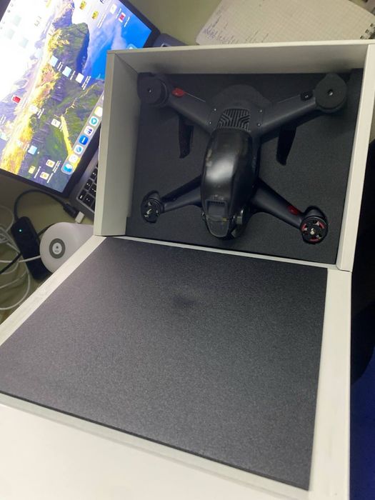 DJI FPV  drona nouă+hub de încărcare nou