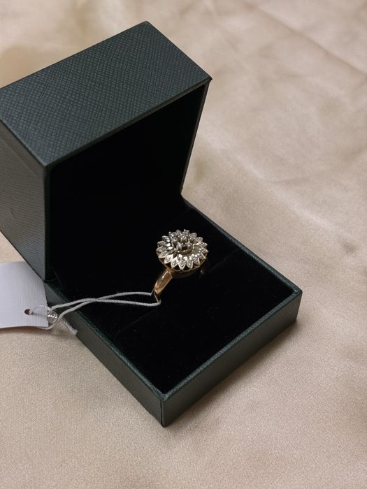 Золотое кольцо с фианитами