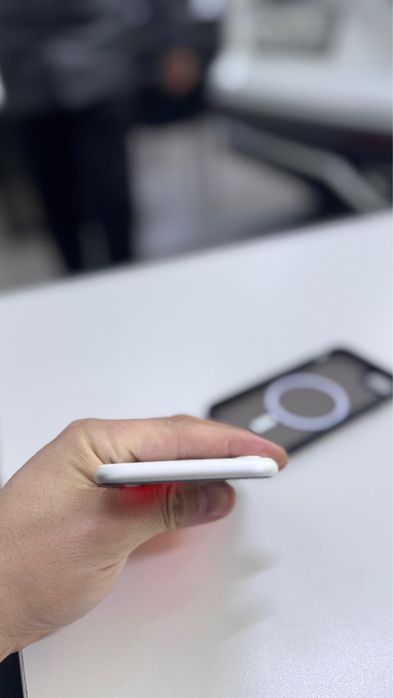 Iphone SE в отличном качестве коробка есть