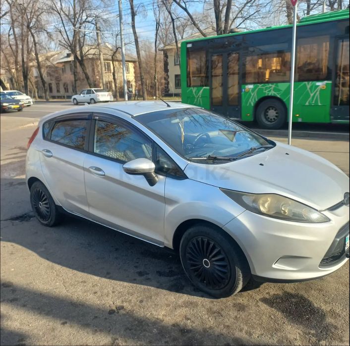 Машина Ford Fiesta
