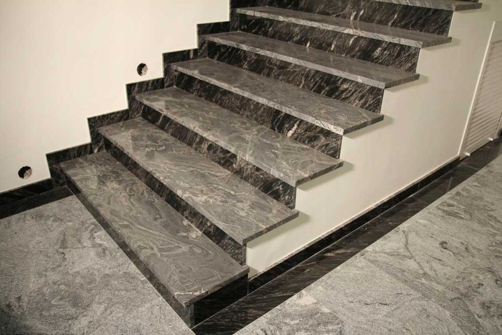 Лестница из искусственного камня (акрил, кварц), ступени, облицовка.