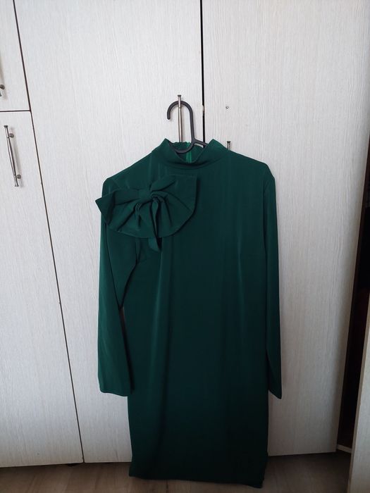 Vând rochie elegantă culoare verde smarald, cu fundă statement la gât,