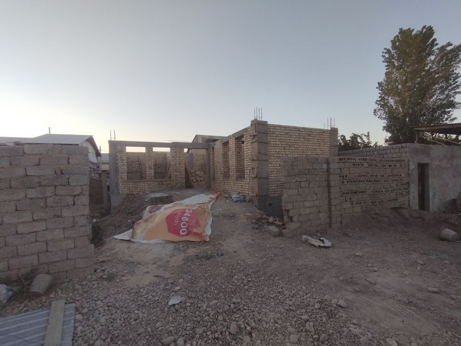 Uy sotiladi 2-etajli 6xona +podval 1.5 sotix yer ham bor.