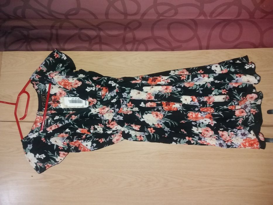 Rochie de vara colorata, cu volănașe. Noua