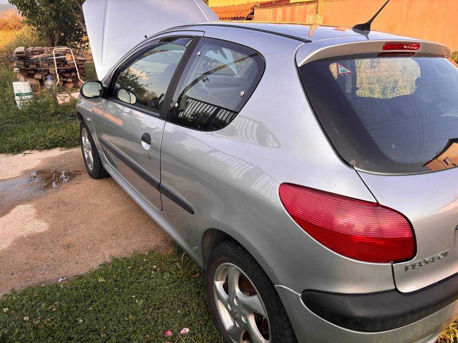 Напълно обслужен автомобил Peugeot 206 с газов инжекцион