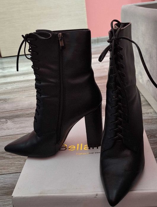 Черни боти с връзки