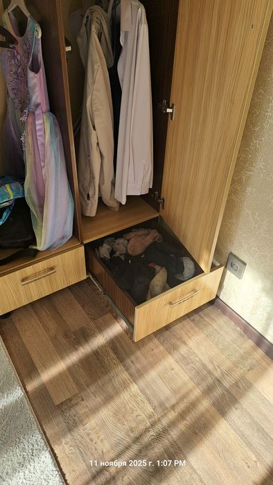 2 угловых шкафа и 2 полки настенные