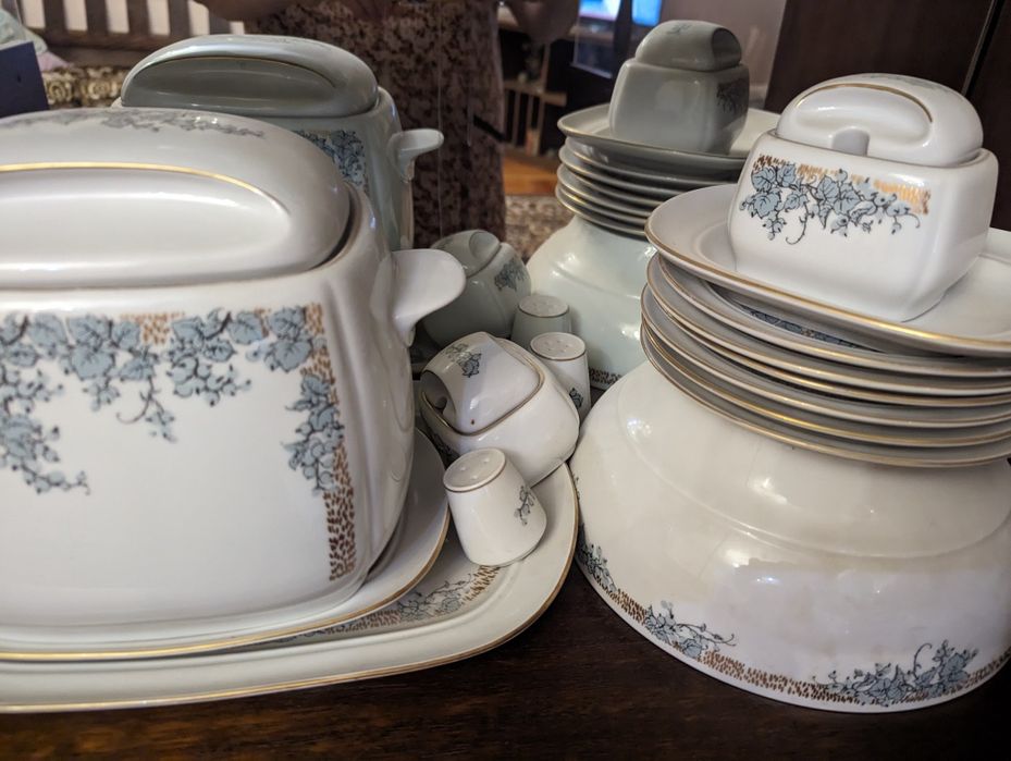 Продам большой немецкий столовый сервиз