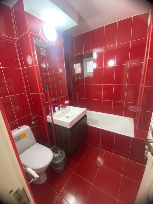 Închiriez apartament central zona 0 compus din 3 cameri 2 bai 3 terase et 4 din 8 .
