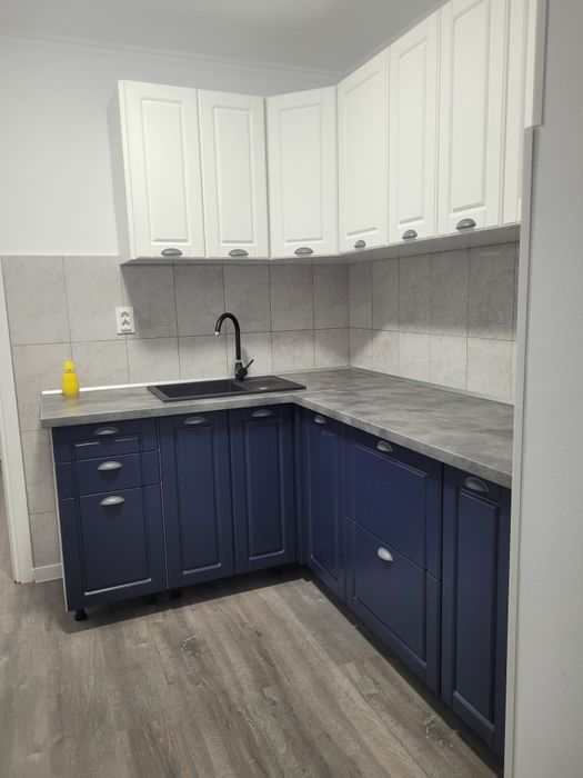 Camera de închiriat în apartament cu 3 camere