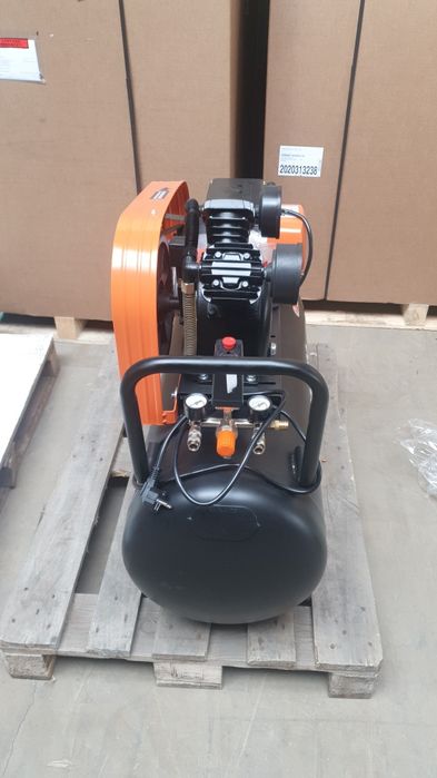 Компресор чисто нов. Идеален за сервиз.