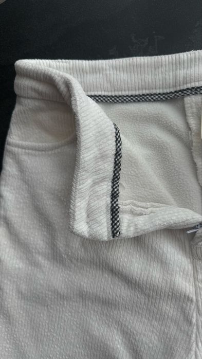 Белые вельветовые с флисом штаны в М размере.