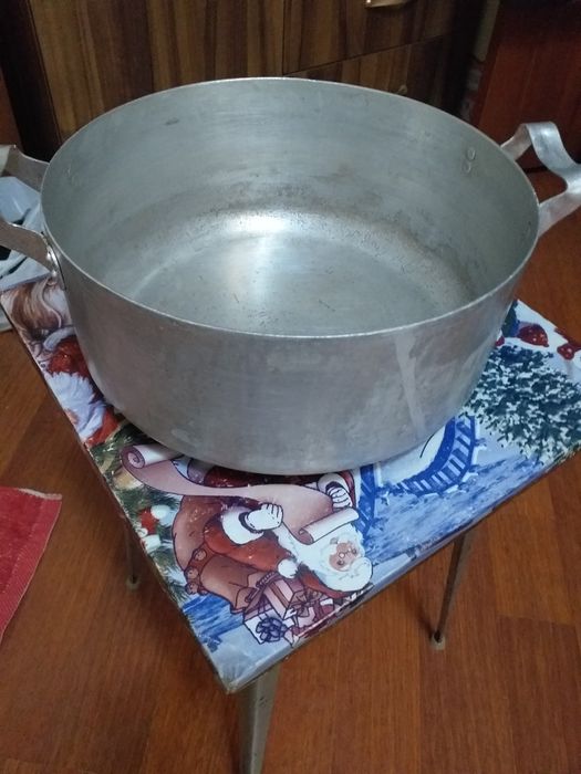 Аллюминивая кастрюля.