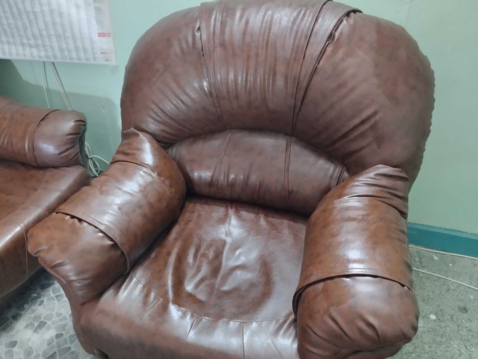 Масивна кожена мебел - диван и фотьойл.